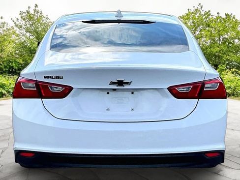 Used 2018 Chevrolet Malibu LT w/ Leather Package FWD image 4