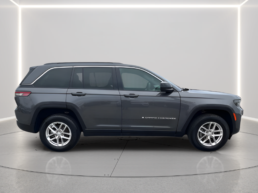 Used 2025 Jeep Grand Cherokee Laredo X RWD image 4