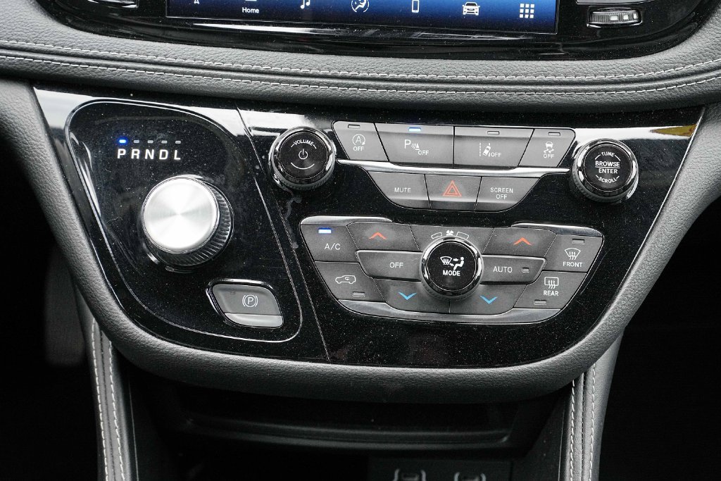 Used 2025 Chrysler Pacifica Limited FWD image 32