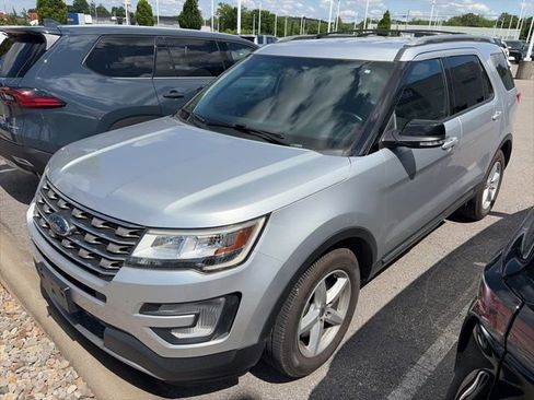Used 2017 Ford Explorer XLT FWD image 1