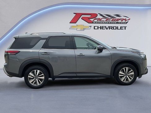 Used 2025 Nissan Pathfinder SL FWD image 6