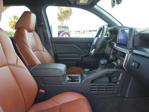 Used 2025 Toyota 4Runner SR5 AWD/4WD image 15