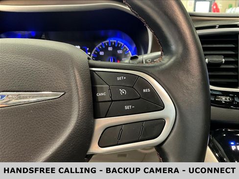 Used 2018 Chrysler Pacifica Touring-L FWD image 12
