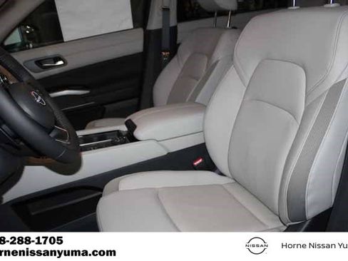 New 2025 Nissan Pathfinder SL image 4