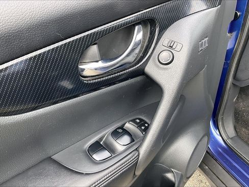 Used 2017 Nissan Rogue SL w/ SL Premium Package image 32