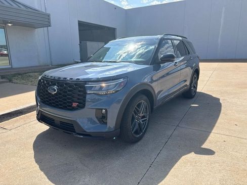 Used 2025 Ford Explorer ST AWD/4WD image 3