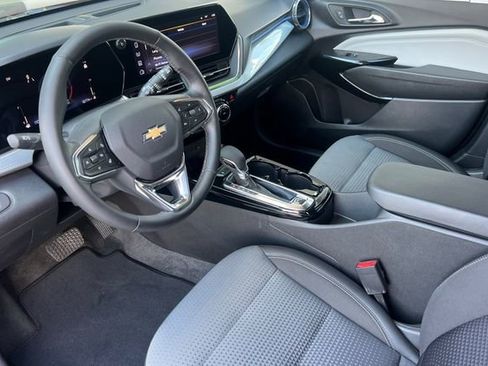 Used 2025 Chevrolet Trax LT w/ LT Convenience Package image 10