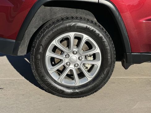 Used 2021 Jeep Grand Cherokee Laredo image 33