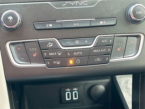 Used 2020 Ford Fusion SE image 15