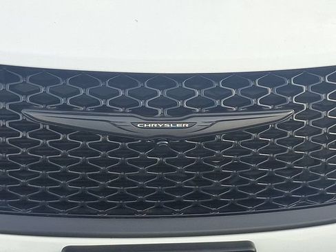 Used 2025 Chrysler Pacifica Limited FWD image 6