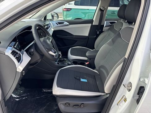 New 2026 Volkswagen Taos SE image 9