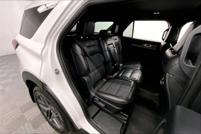 Used 2025 Ford Explorer ST-Line w/ ST-Line Street Pack AWD/4WD image 25