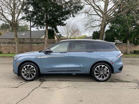 New 2026 Lincoln Nautilus Reserve image 2