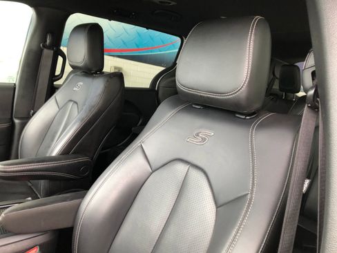 Used 2023 Chrysler Pacifica Touring-L w/ S Appearance Package FWD image 18