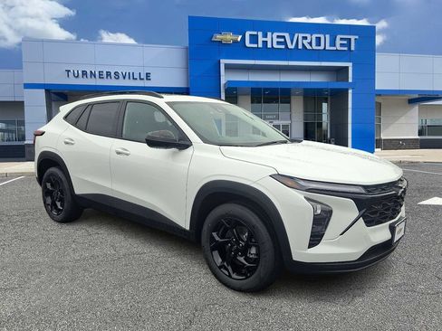 New 2026 Chevrolet Trax LT w/ Sunroof Package FWD image 2