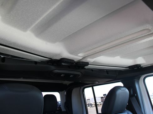 Used 2026 Jeep Gladiator Rubicon w/ Technology Group AWD/4WD image 29