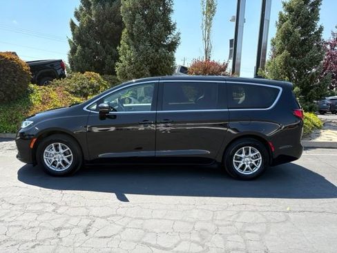 Used 2024 Chrysler Pacifica Touring-L FWD image 3