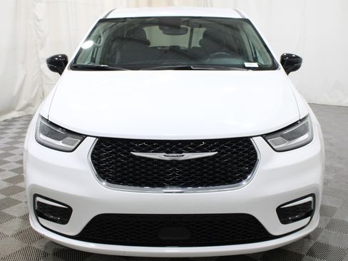 Used 2024 Chrysler Pacifica Touring-L FWD image 35