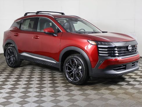 Used 2025 Nissan Kicks SR FWD image 2