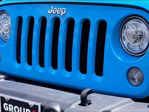 Used 2017 Jeep Wrangler Unlimited Rubicon w/ Connectivity Group AWD/4WD image 30