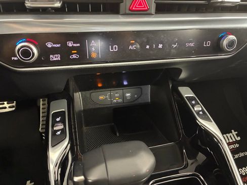 Used 2025 Kia Sorento SX image 19
