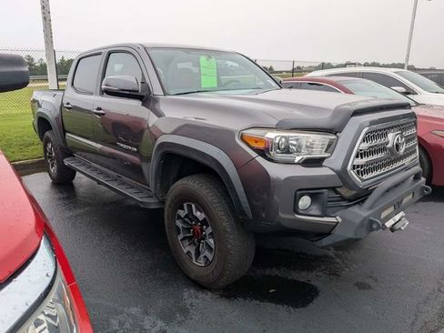 Used 2016 Toyota Tacoma TRD Off-Road w/ Premium & Technology Package AWD/4WD image 2