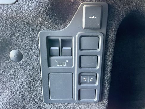 Certified 2024 Land Rover Discovery Dynamic SE image 40