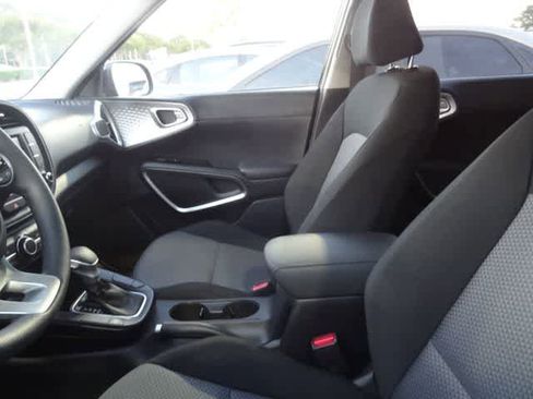 Used 2025 Kia Soul LX w/ LX Technology Package FWD image 8