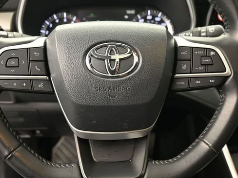 Used 2024 Toyota Highlander XLE image 17