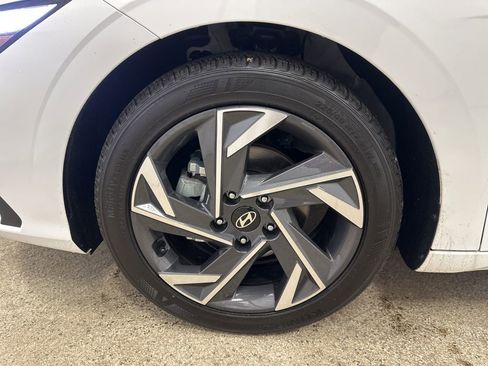 Used 2025 Hyundai Elantra Sport image 28