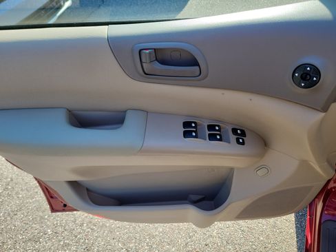 Used 2011 Kia Sedona LX FWD image 18
