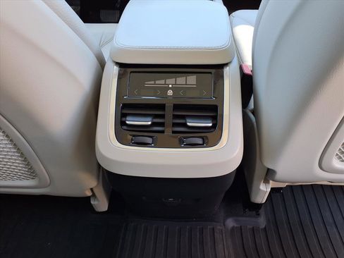 Used 2024 Volvo XC90 B5 Core w/ Protection Package Premier image 17