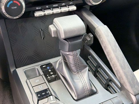 Used 2025 Toyota Tacoma SR5 AWD/4WD image 17