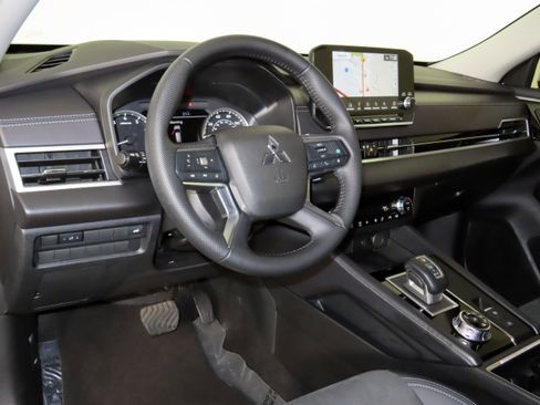 Used 2024 Mitsubishi Outlander SE image 35