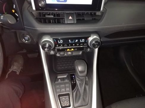 Used 2025 Toyota RAV4 XLE AWD/4WD image 9