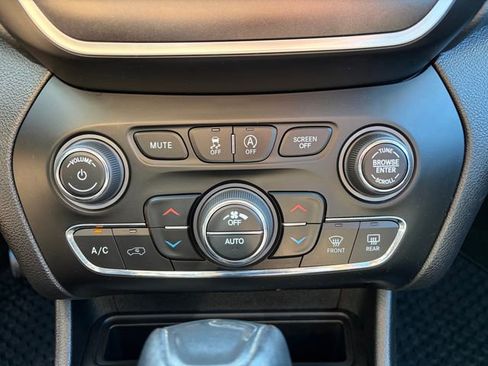 Used 2021 Jeep Cherokee Trailhawk AWD/4WD image 28