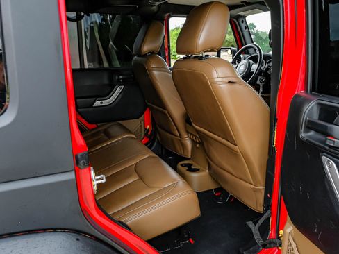 Used 2015 Jeep Wrangler Unlimited Sahara w/ Max Tow Package AWD/4WD image 37