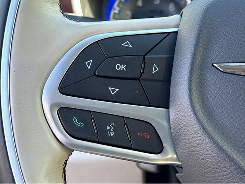 Used 2017 Chrysler Pacifica Limited image 18