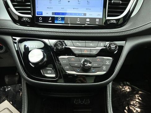 Used 2025 Chrysler Pacifica Limited FWD image 12