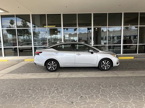 Used 2025 Nissan Versa SV image 4