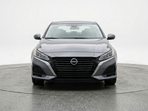 Used 2025 Nissan Altima 2.5 SV FWD image 2
