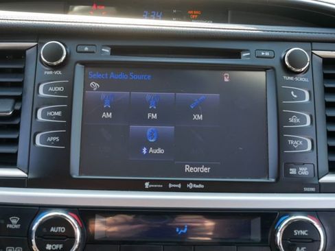 Used 2019 Toyota Highlander SE image 28