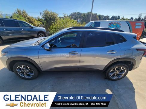Used 2025 Chevrolet Trax LT FWD image 3