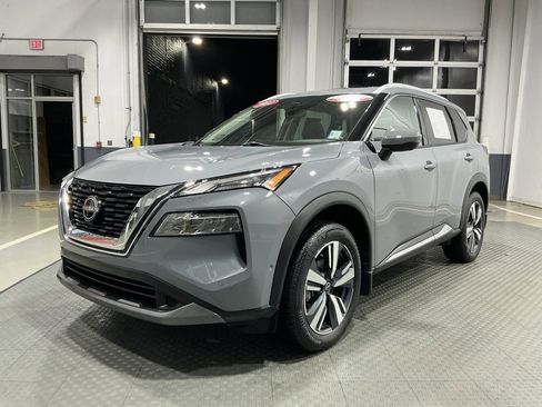 Used 2023 Nissan Rogue SL w/ SL Premium Package image 2