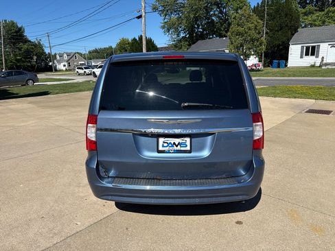 Used 2012 Chrysler Town & Country Touring FWD image 7