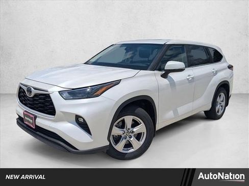 Used 2024 Toyota Highlander LE AWD/4WD image 1