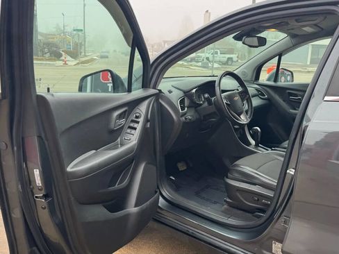 Used 2017 Chevrolet Trax LT w/ LT Convenience Package image 9