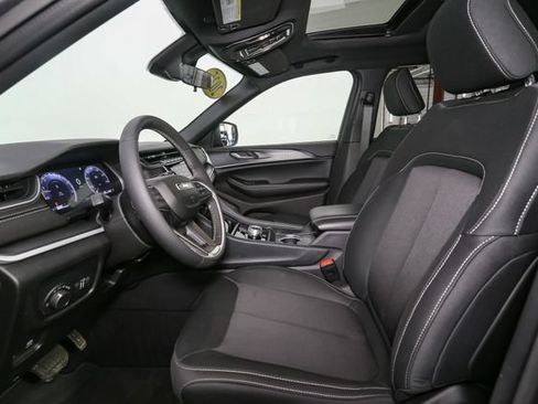 Used 2025 Jeep Grand Cherokee Laredo X w/ Luxury Tech Group I AWD/4WD image 41