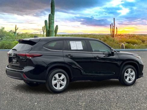 Used 2024 Toyota Highlander LE FWD image 5