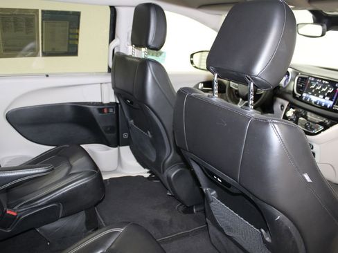 Used 2024 Chrysler Pacifica Touring-L image 33